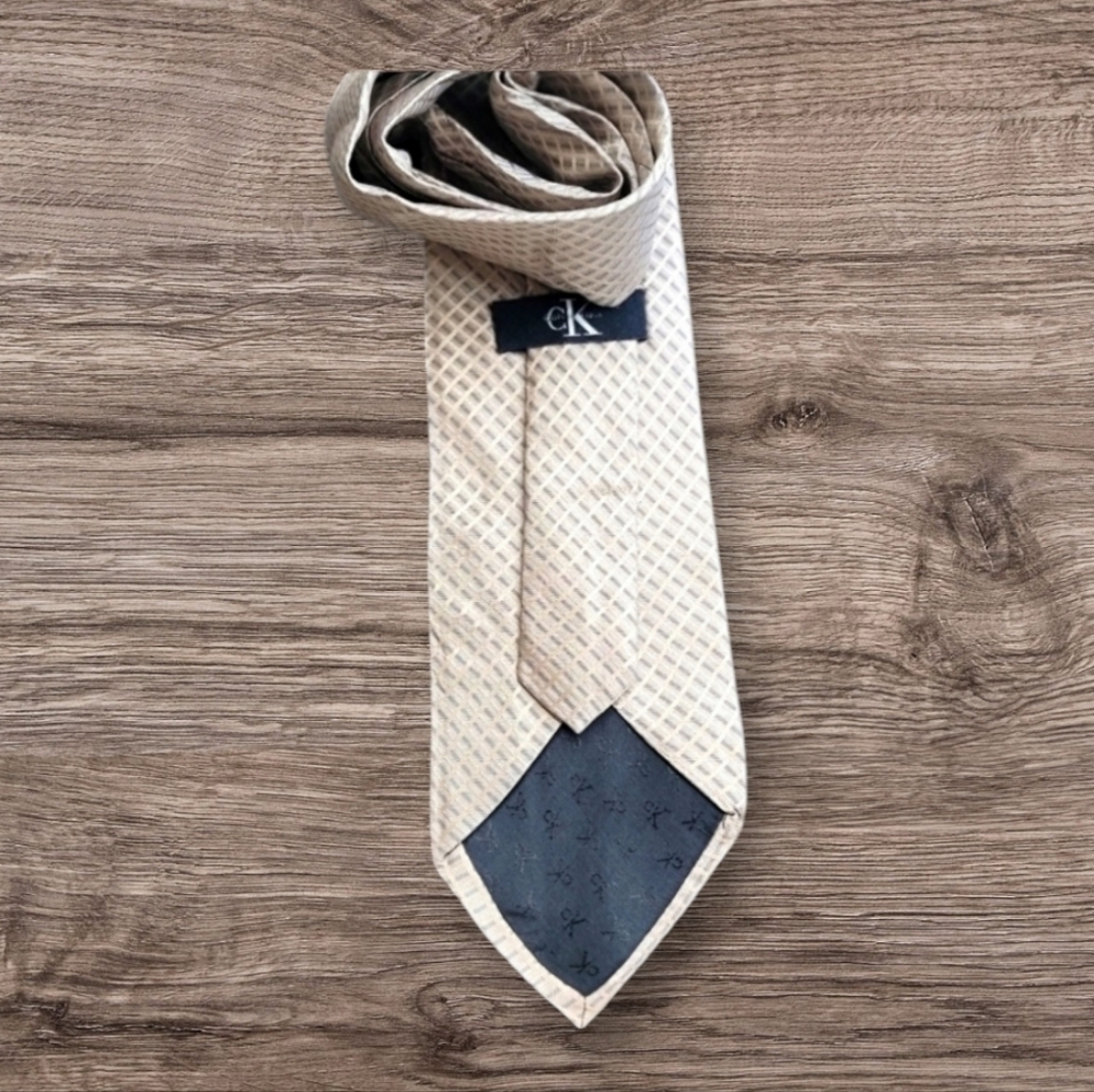 Calvin Klein Men's Tie dry clean only.